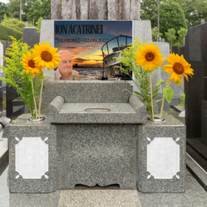 Monument funerar aplicat